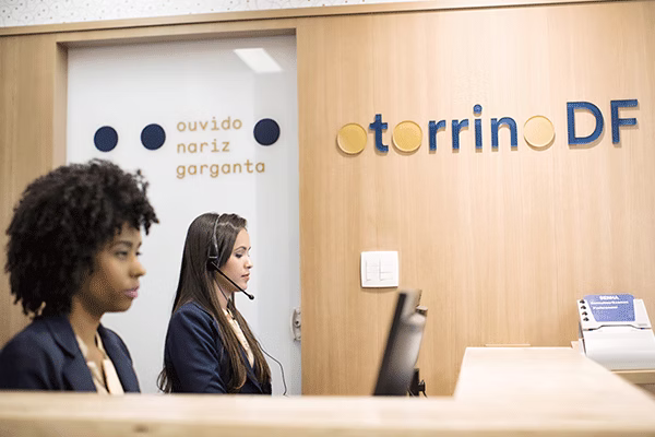 Instalações da OtorrinoDF, recepção moderna e acolhedora